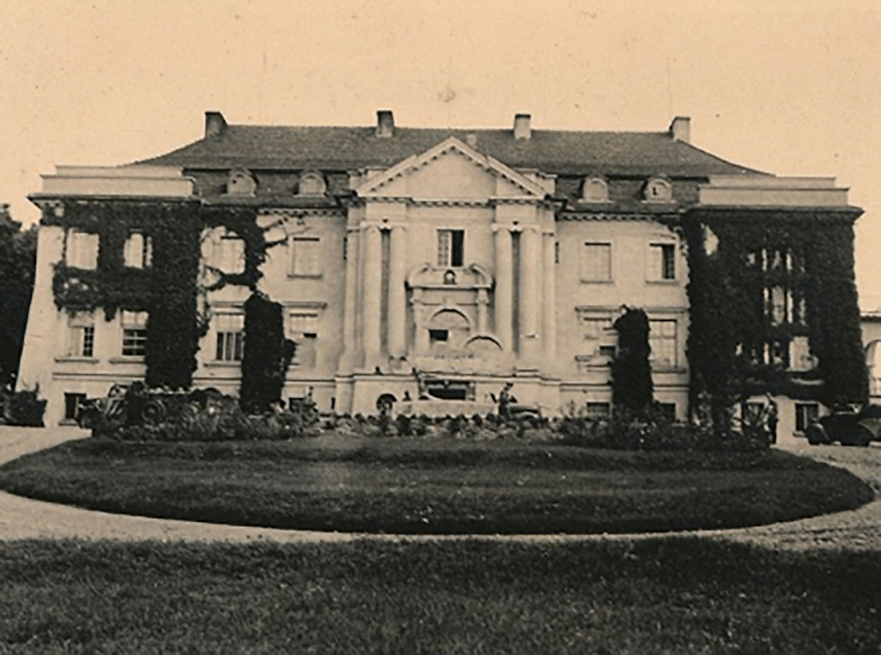 1939 r. Pałac przebudowany przez syna Romana-Tomasza Komierowskiego