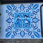 Mural w Grabównie z motywami haftu krajeńskiego, miejsce organizacji "Drzymałówki"