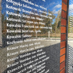 Tablice na których wyryto listę znanych ofiar obozu