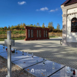 Widok na ścianę z tablicami na których wyryto listę znanych ofiar obozu