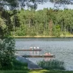 Plaża w Kujankach nad jeziorem Borówno